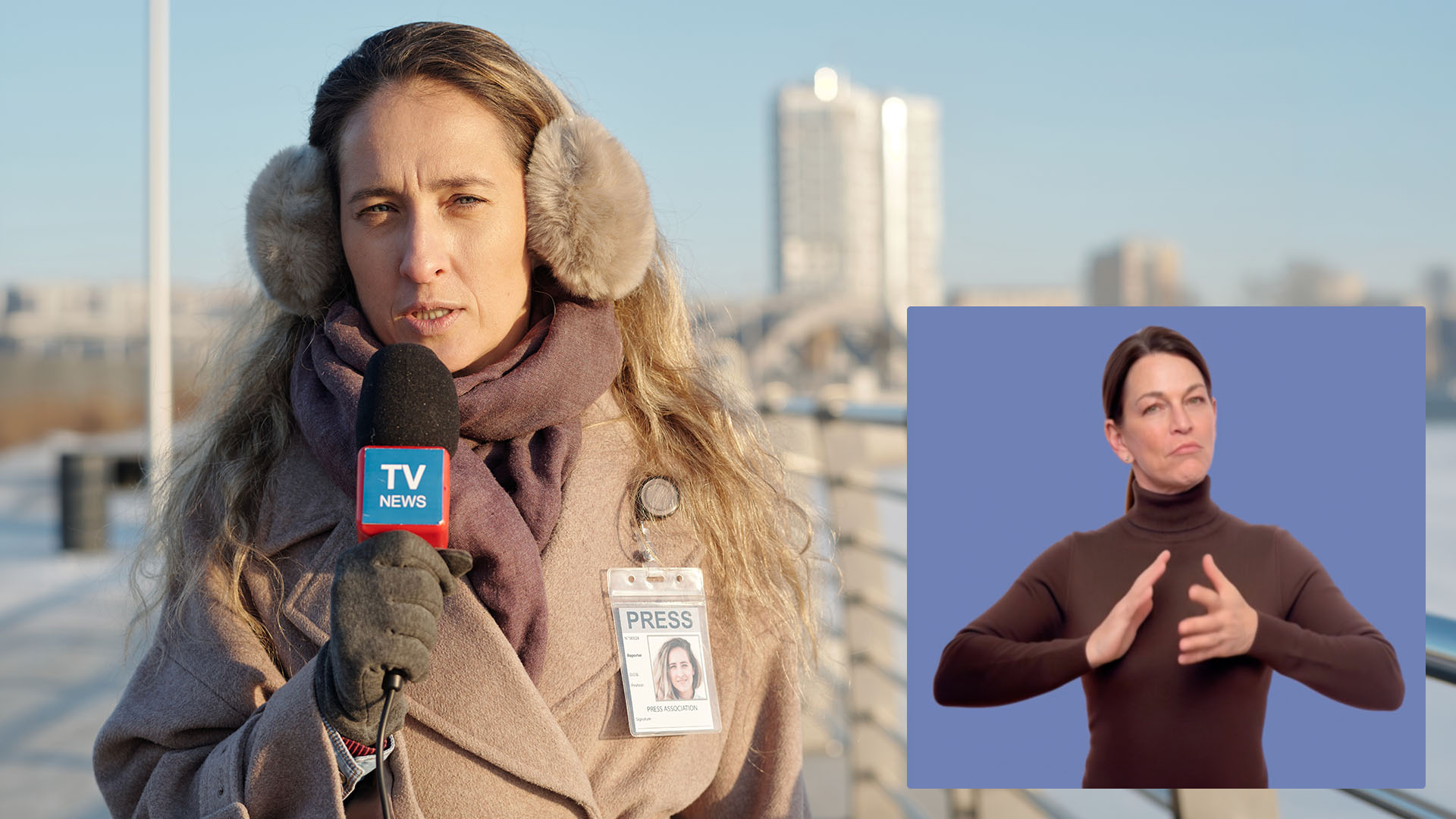 TV-Reporterin mit Ohrenwärmern und Presseausweis spricht im Freien in ein Mikrofon, eingeblendet ein Video einer Gebärdensprachdolmetscherin